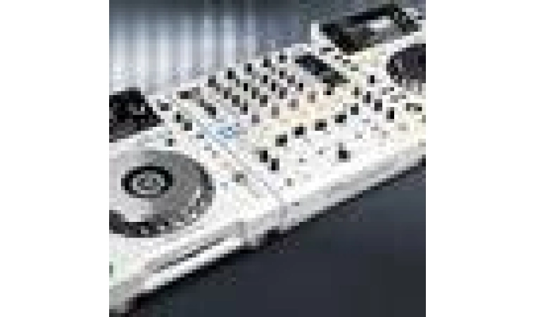 Pioneer CDJ-2000 White Limited Edition и DJM-900 nexus White Limited Edition.