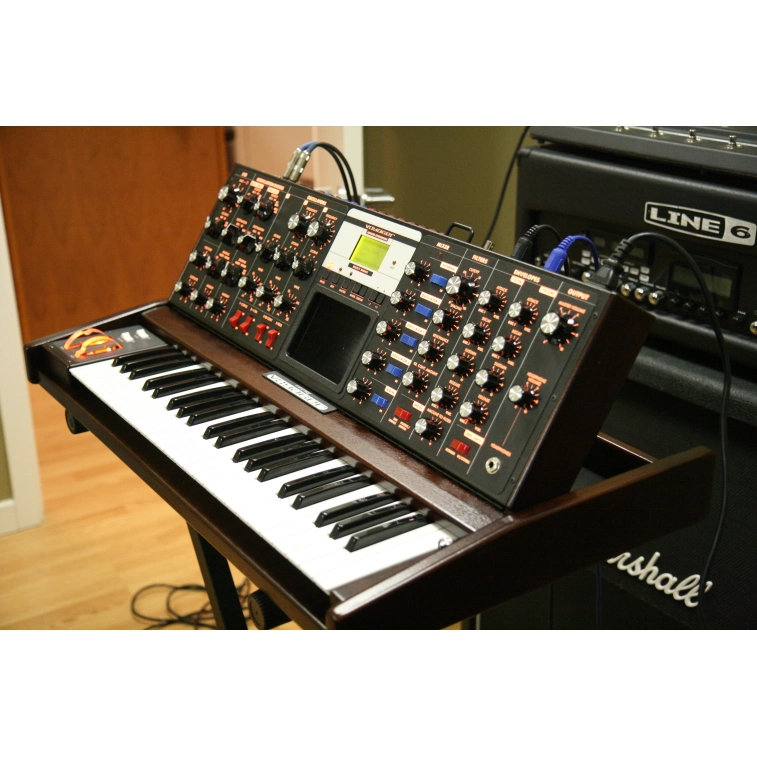 Синтезатор і робоча станція Moog Voyager Fire Mahogany — купити в