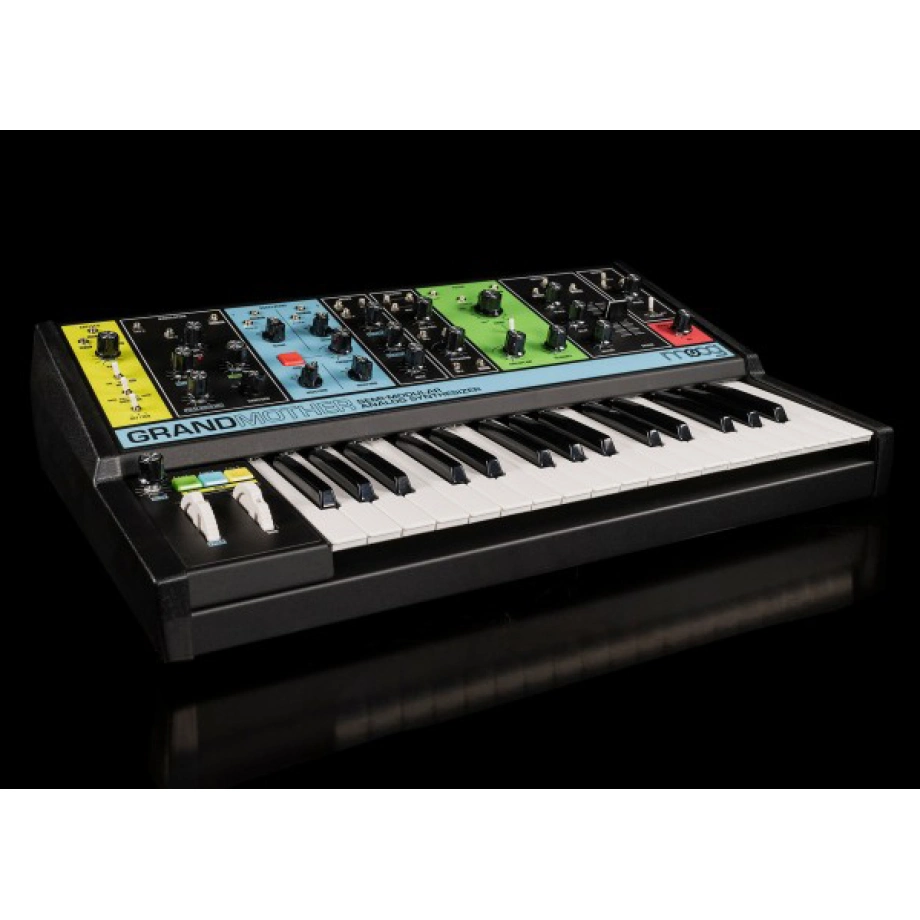 Купить синтезатор и рабочую станцию Moog Grandmother в интернет