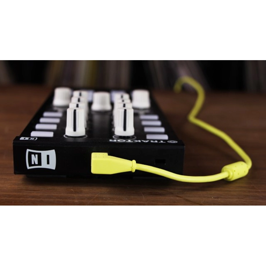 Фото №3 Коммутация DJ Techtools Chroma Cables USB-A Chartruse (angled)