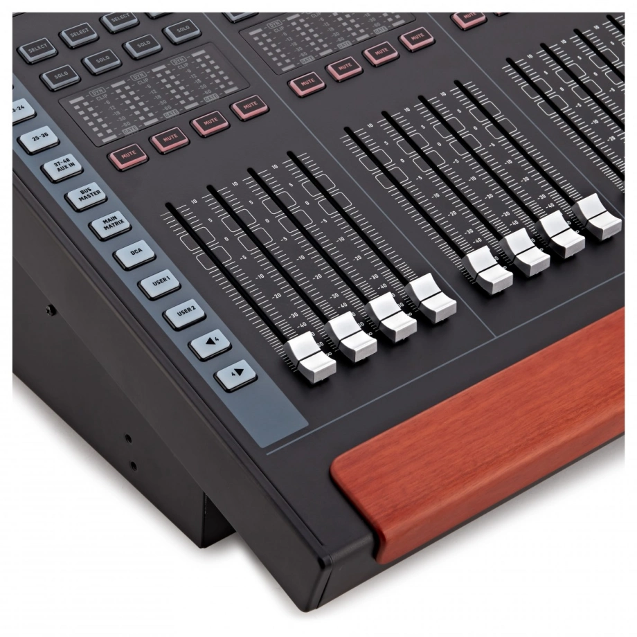 Фото №4 Мікшерний пульт Behringer WING Compact